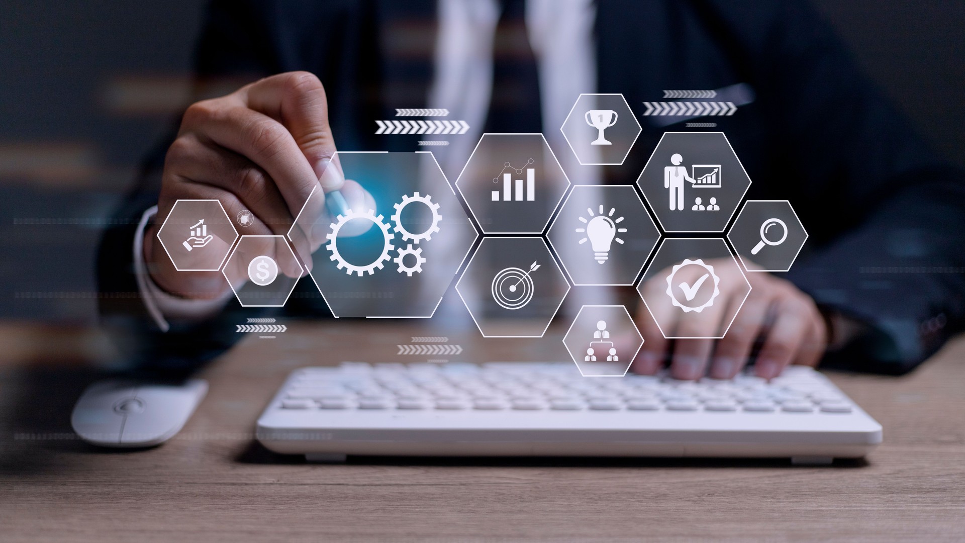 Conceito de gestão de processos de negócios. Empresário aborda a inovação virtual As engrenagens de gestão de operações ícones, controle de alta qualidade, resolução de problemas, fluxo de trabalho, monitoramento e inovação.